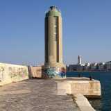 La via costeggia la muraglia di Bari Vecchia, fino a incontrare il Fortino Sant�Antonio di fronte al quale si staglia l�omonimo molo che ospita da una quindicina di anni il mercato del pesce